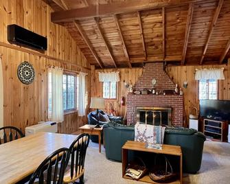 Cozy, lodge-style cottage in wooded, quiet lakeside neighborhood - Bristol - Sala de estar