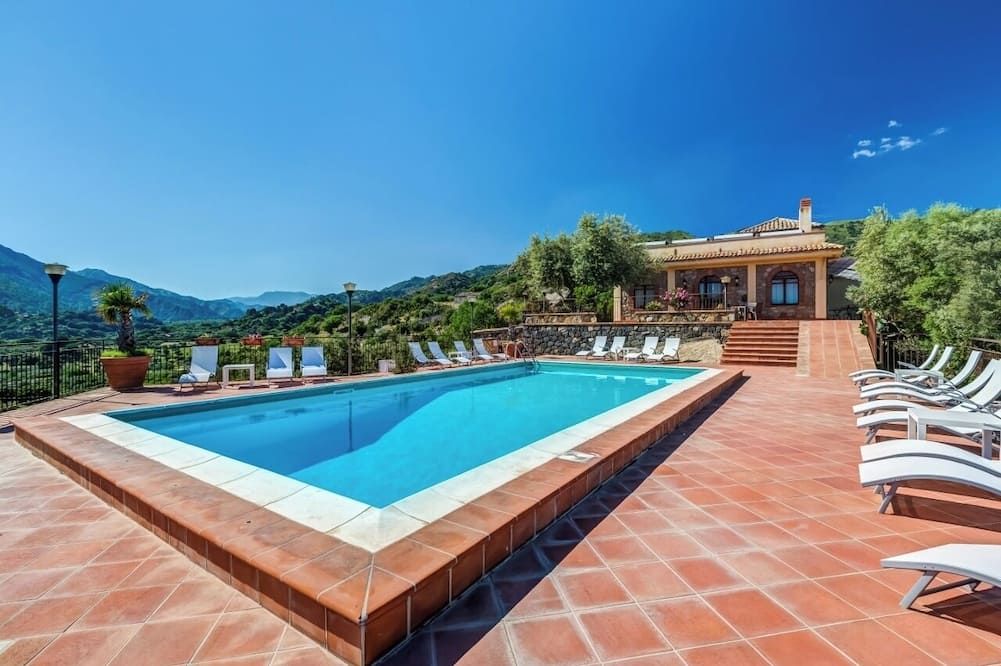 إل بوجيو لاكشري كانتري ريزورت - غرانيتي - حوض السباحة