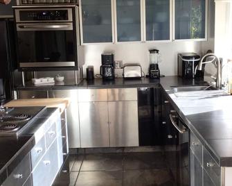 Welcome! Fully Furnished Private Central Location Midway Between Kelowna/West K - Kelowna - Cuisine