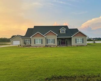 Beautiful Lake front house for a fabulous getaway for large family! Sleeps 8 - Blackshear - Rakennus