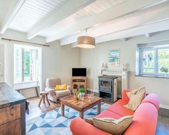 Holiday Home Ti ar Stang by Interhome - Audierne - Вітальня