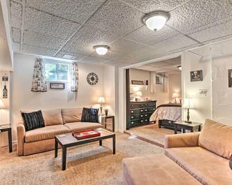 Cozy Agawam Studio with Yard 2 Miles to Six Flags! - Agawam - Living room