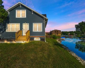 Chic 4br Lakefront Canal Escape - Antioch - Building