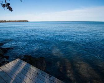 4 Bdrm Lakefront Retreat-Private Idyllic Forest with Trail-High Speed Internet - Pelee Island - Dining room