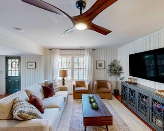 The Lakeway House - Buford - Living room