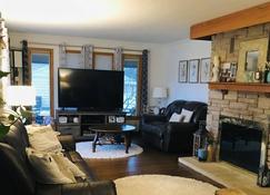 Beautiful 4br Home Located Within Blocks Of Eaa Grounds! - Oshkosh - Living room