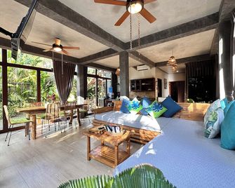 Buko Beach Resort - אל נידו - סלון