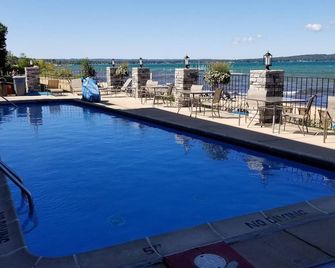 Sandy Beach! Pool. Traverse City studio condo ground level, AC on the Bay - Traverse City - Uima-allas