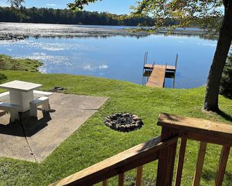 Now Booking For The Nfl Draft !!!\n Enjoy Our Cabin On Peaceful Lulu Lake - Shawano - Патіо