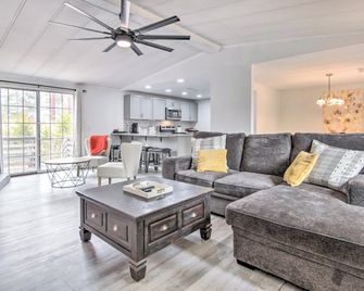 Cozy Asheville Cottage w/ Grill & Fire Pit! - Asheville - Living room