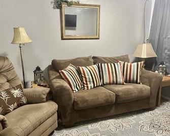 Cozy Fully-Furnished Entire1-Bed 1-Bath Apt in Basement of Private House - Minot - Living room