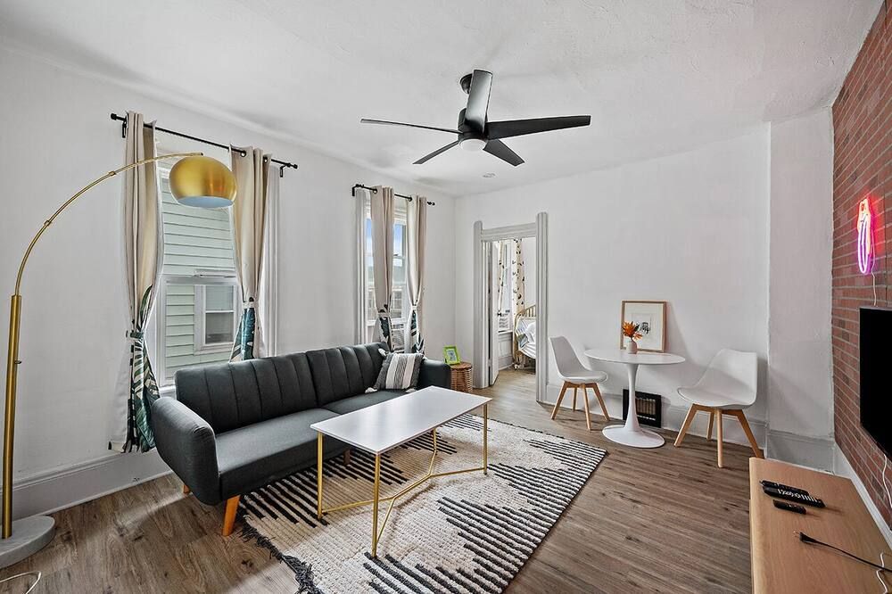 Center of Little Italy #4 - קליבלנד - סלון