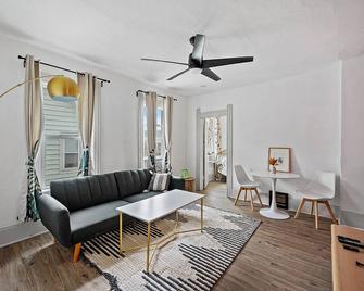 Center of Little Italy #4 - קליבלנד - סלון