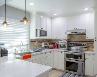 Modern, Luxury & Cozy 3 Beds/ 2 Baths Home in Evergreen - San Jose - Kitchen