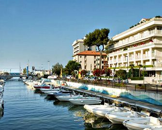 Hotel Cannes - in pieno centro - Riccione - Vista del exterior