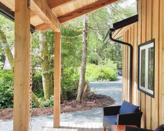 Private Cabin in Tofino with hot tub! - Tofino - Innenhof