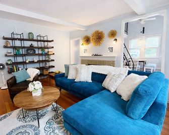 Bungalow 19 by the Little Alum Lake in Brimfield - Brimfield - Living room