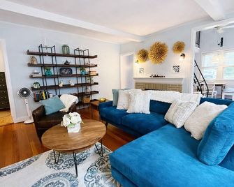 Bungalow 19 by the Little Alum Lake in Brimfield - Brimfield - Living room