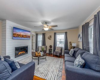 Amazing 3 Br House / Downtown New Bern / Sleeps 8 - New Bern - Living room