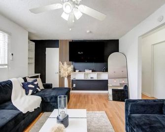 1 Bedroom Getaway in Houston - Houston - Living room