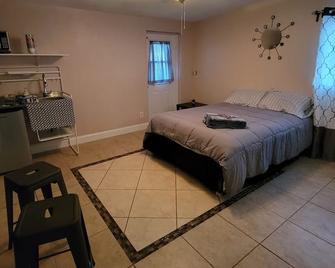 Near to the Beach, UTC mall, SCF, IMG, Airport, Ringling Museum and much more - Bradenton - Bedroom