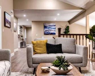 Stunning 3br: Pool Table, Arcades, Chic Comfort - South San Francisco - Living room