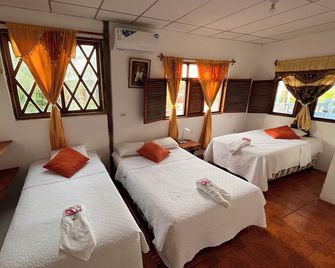 Hostal Las Gardenias - Puerto Villamil - Camera da letto