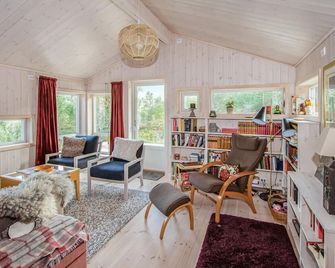 Cozy home in Sykkylven with kitchen - Skodje - Living room