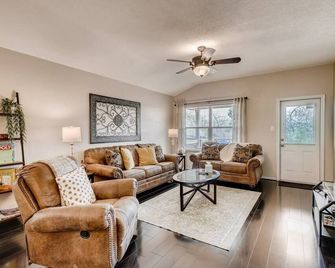3 miles from Lackland BMT. Comfy home perfect for your stay. Mins to Sea World. - San Antonio - Sala de estar