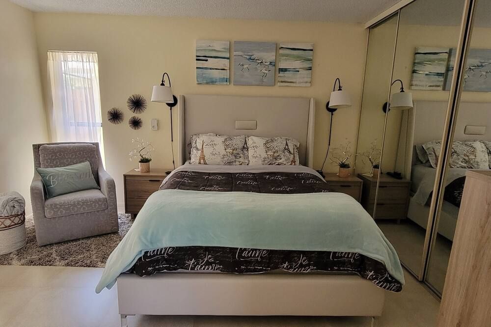 One Bedroom Gated community, close to Beach, City Place, stores ,restaurants. - ווסט פאלם ביץ' - חדר שינה