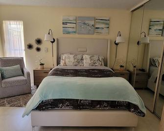 One Bedroom Gated community, close to Beach, City Place, stores ,restaurants. - ווסט פאלם ביץ' - חדר שינה