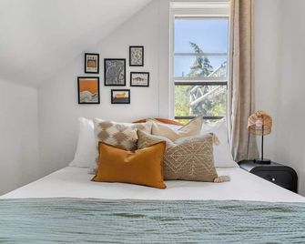 The Red Steps Away From World's Largest Dinosaur 3BR House - Drumheller - Bedroom