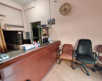 Spot On Sana Tourist Home - Kollam - Front desk