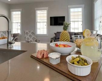 Beautifully Renovated 5 bedroom 5 bath - Savannah