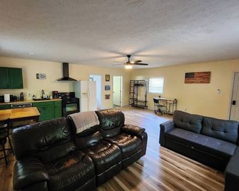 Quiet Apartment close to Town Center - Morgantown - Living room