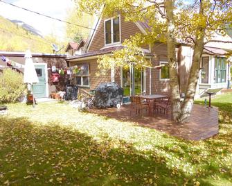 Enjoy some R & R at this historic cottage in the best neighborhood in town! - Silverton - Patio