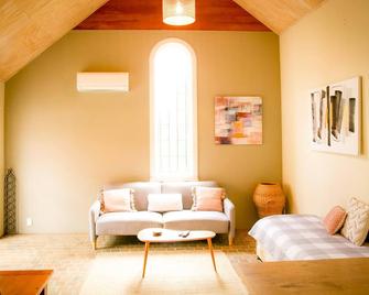 'The Phoenix on Miller' Modern loft style - Otane - Living room