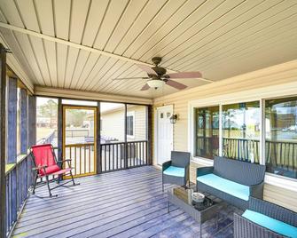 Screened Porch with River Views Belhaven Home! - Belhaven - Balcón