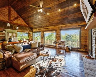 Fireplaces, hot tub, romantic cabin perfect for a honeymoon or a getaway for two - Ringold - Living room