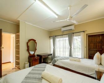 Room in Villa - Zambezi Family Lodge - Buffalo Room - Victoria Falls - Yatak Odası