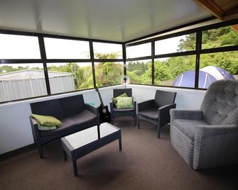 Sunflower Lodge Backpackers - New Plymouth - Living room