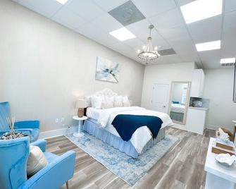 King Size Suite located in Downtown Ocean Springs - Ocean Springs - Bedroom