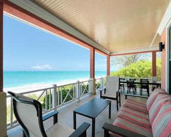 Nemo House - Luxury Beachfront - Best Beach -Perfect For 4 Couples Or 2 Families - Moss Town - Balcony