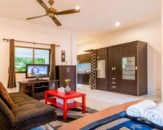 Tananza Resort & Homestay Phuket - Rawai - Living room