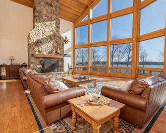 The Pinnacle | Spacious Waterfront Estate |3+ acres - Bracey - Living room