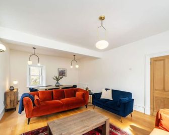 Kirkton Family Farmhouse with Hot Tub, Alford, Aberdeenshire - Alford - Sala de estar