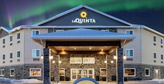 La Quinta Inn & Suites by Wyndham Fairbanks Airport - Fairbanks - Budynek