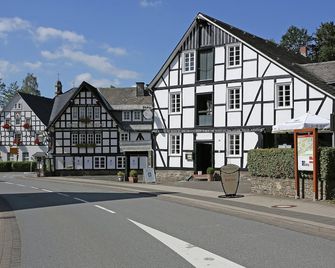 Charming Apartment With Balcony, Garden, Bbq, Parking, Heating - Schmallenberg - Building