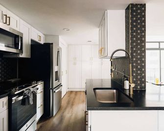 Larimer Square Luxury - Office - Downtown Hub - Denver - Cucina