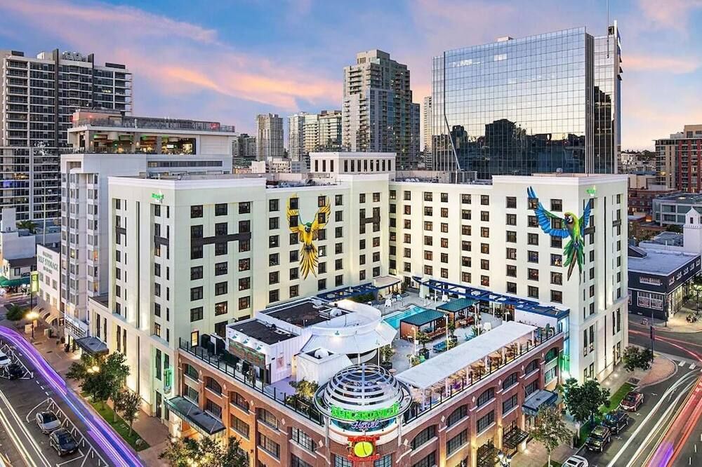 Carefree Getaway w/ Refreshing Poolside Bar Access, Parking Onsite Available - סן דייגו - בניין